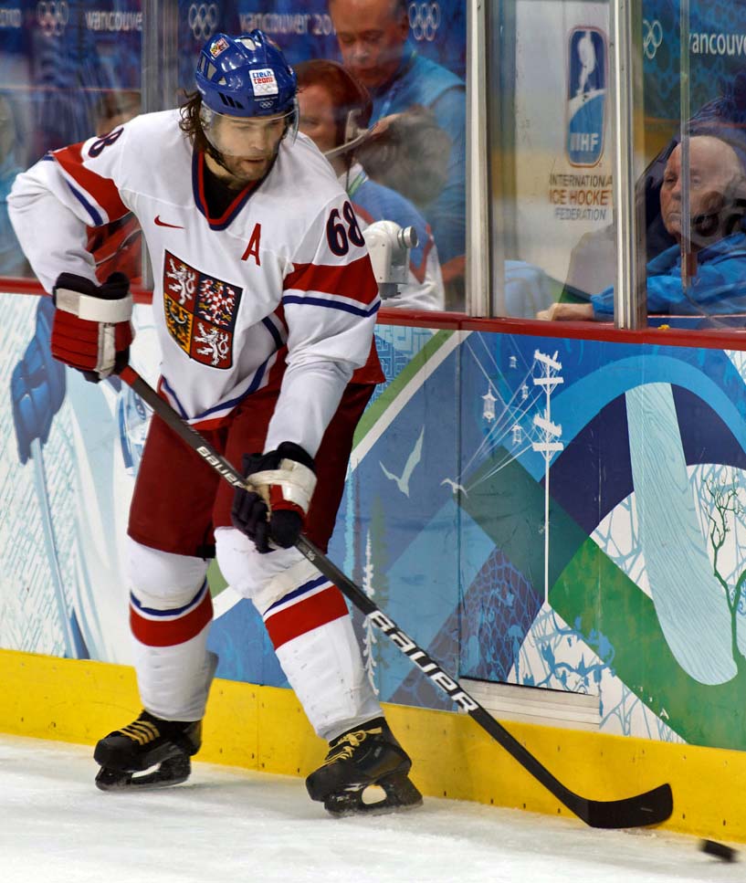 Jaromír Jágr playing against Russia at the 2010 Winter Olympics in Vancouver.