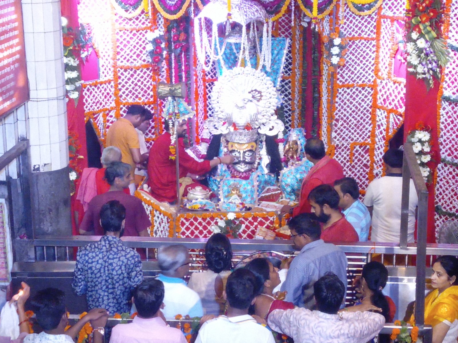 Devotees at the sanctum of Mankameshwar Mandir, Agra