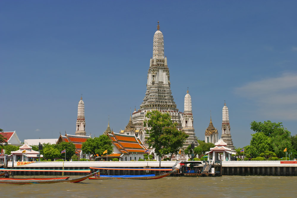 วัดอรุณอีกฝั่งของแม่น้ำเจ้าพระยาในกรุงเทพฯ ถ่ายเมื่อปี 2547