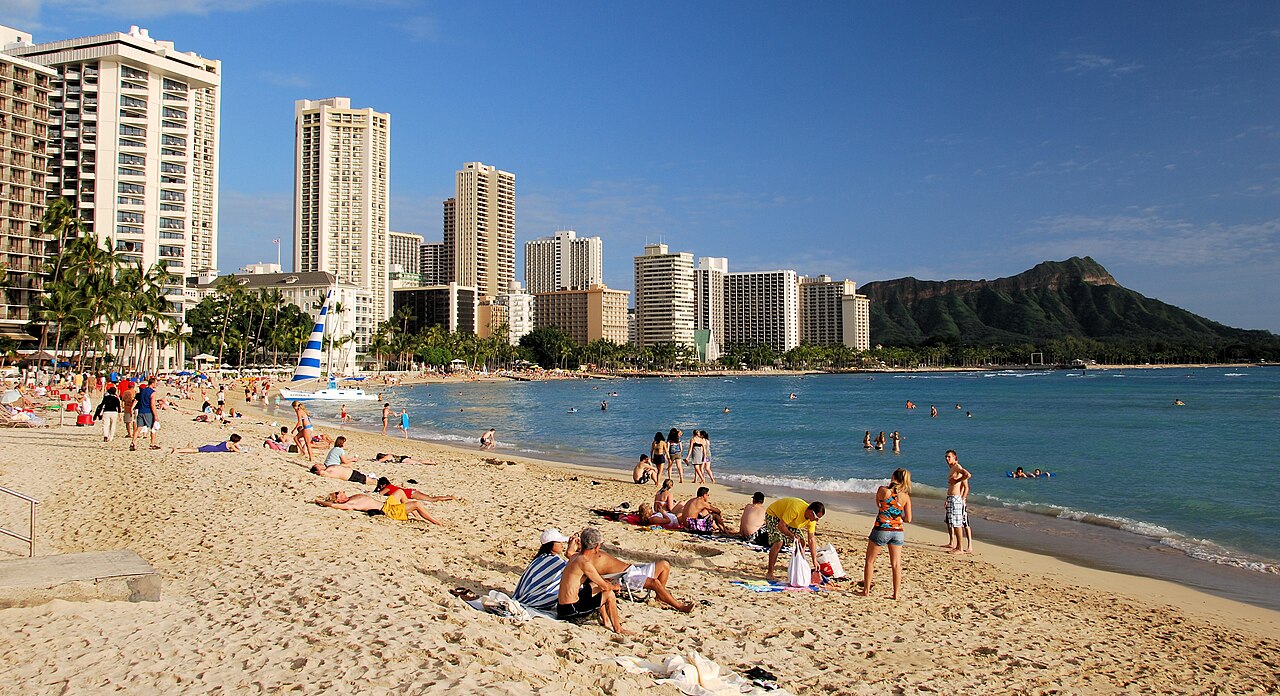 Waikīkī Beach in Honolulu, Oʻahu, with Diamond Head in the distance.